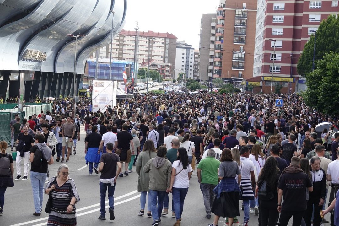 El entorno de Balaídos acogió a los miles de fans.