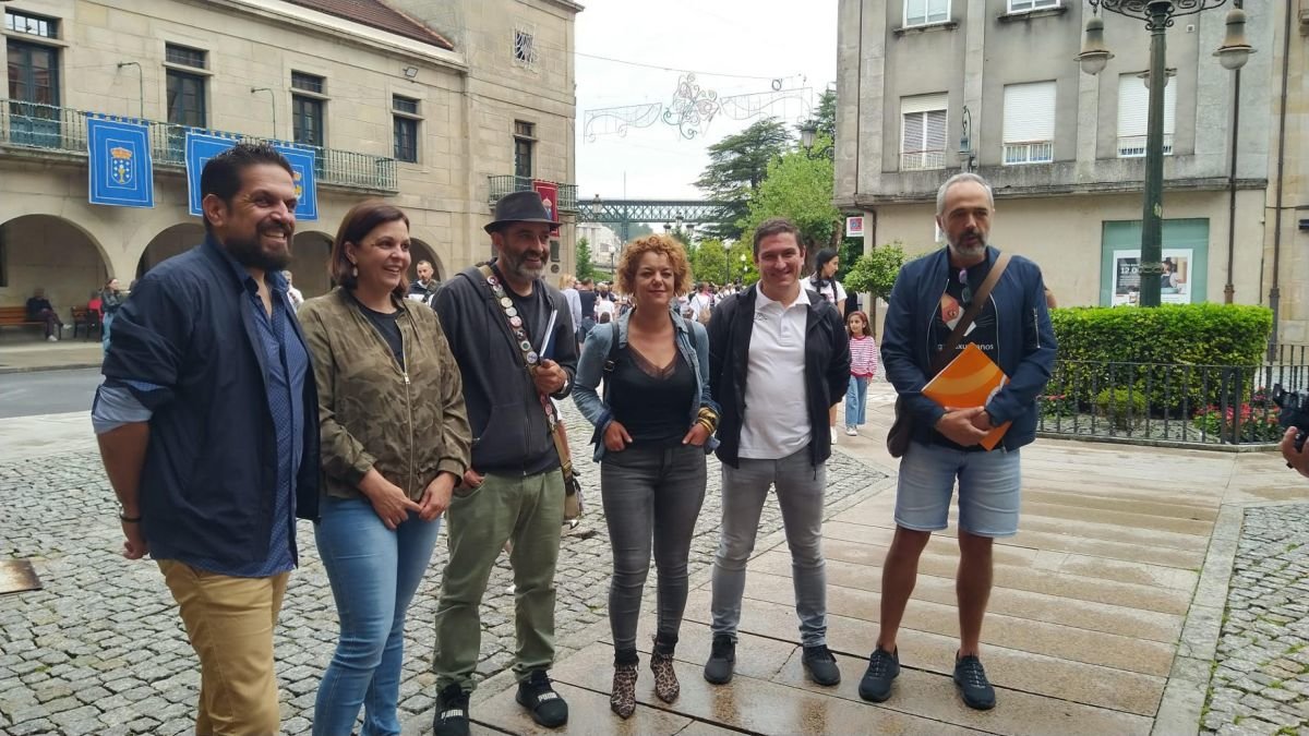 Representante de AER y PSOE a las afueras del Concello de Redondela.