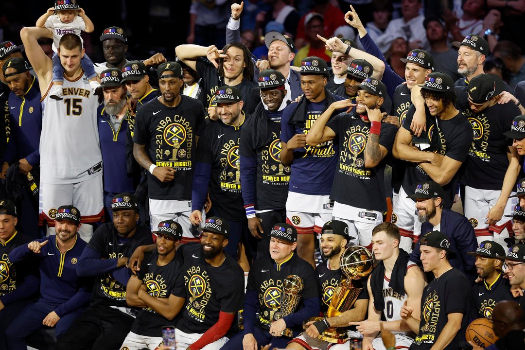 El equipo de Denver Nuggets que ganó el primer título NBA de la franquicia. // EFE