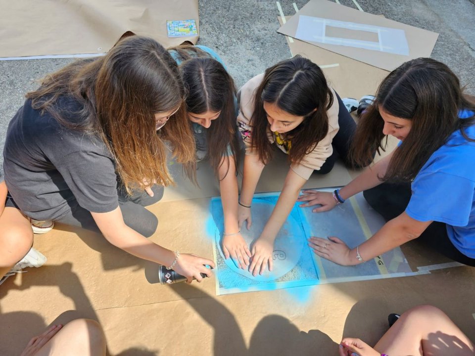Un grupo de alumnas trabajando en el proyecto.