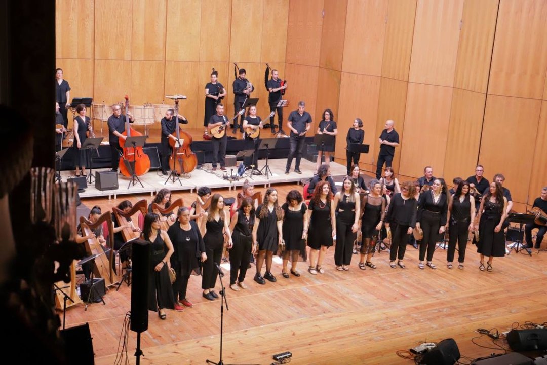 A orquestra SondeSeu ofreceu un concerto de dúas horas con arranxos e composición de Rodrigo Romaní, nunha homenaxe a quen foi o seu director durante 21 anos.