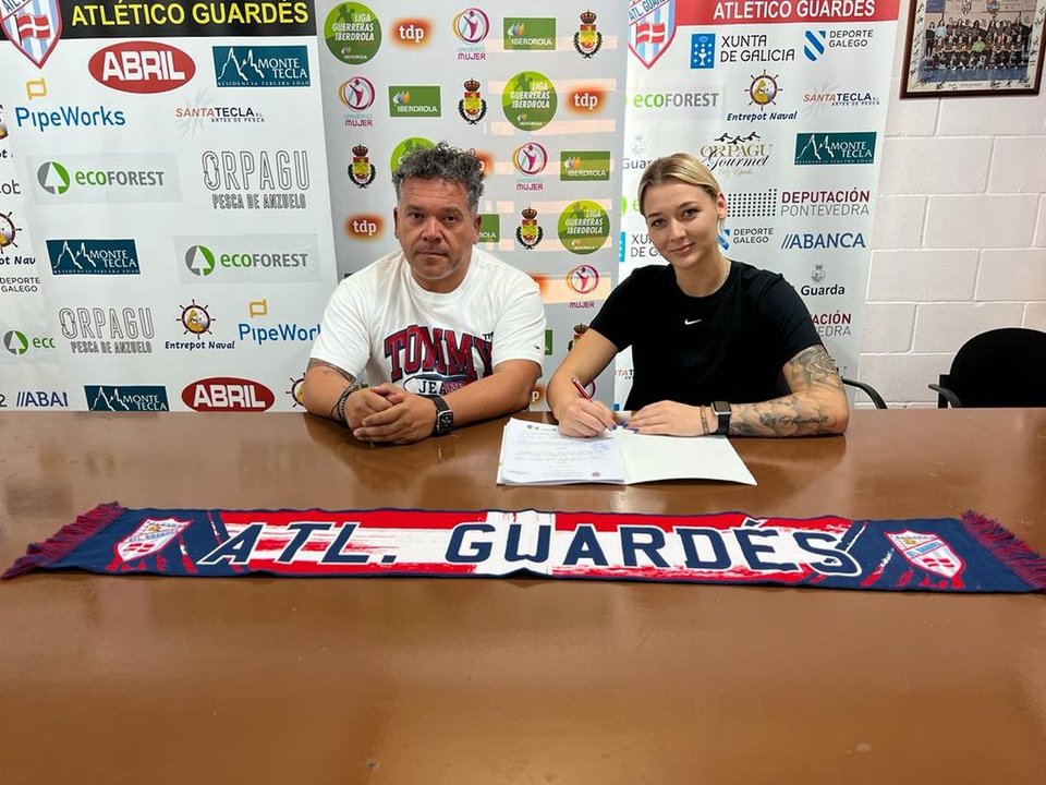 El presidente del club, Jesús López, posa junto a Radovic durante la firma del contrato de la jugadora serbia.