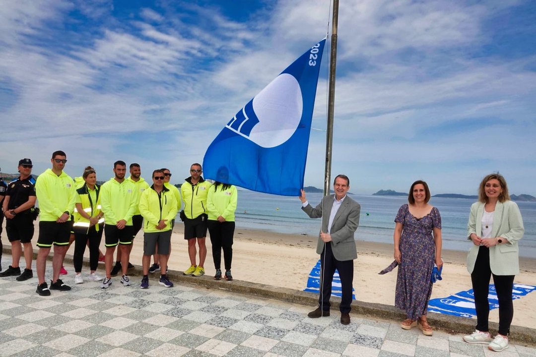 Abel Caballero iza ayer en Samil una de las banderas azules otorgadas a Vigo, la ciudad española con más galardones en las playas.