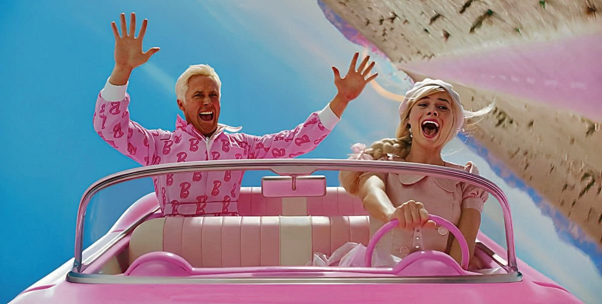 Ryan Gosling (Ken) y Margot Robbie (Barbie) en un fotograma de “Barbie”.