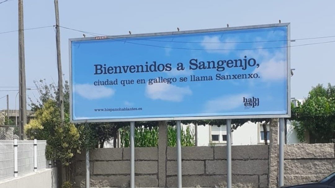 Cartel de 'Hablamos Español' colocado en Sanxenxo. // Twitter