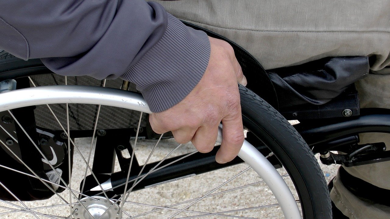 Una persona en silla de ruedas. // Pixabay