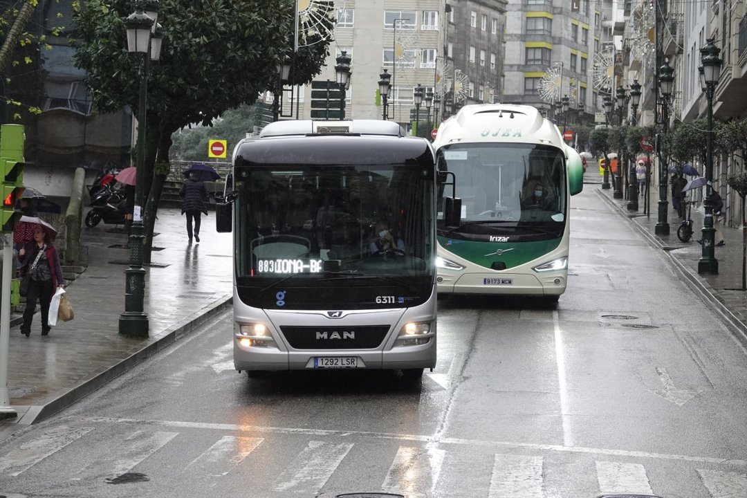 Varios autobuses interurbanos por las carreteras de Vigo.