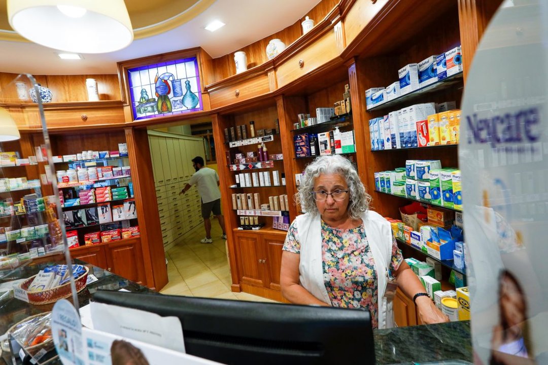 Una de las farmacias de Vigo en la que tras el mostrador ya no se ven mascarillas.