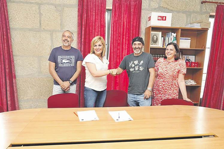 La alcaldesa de Redondela en la firma del acuerdo con los integrantes de AER.