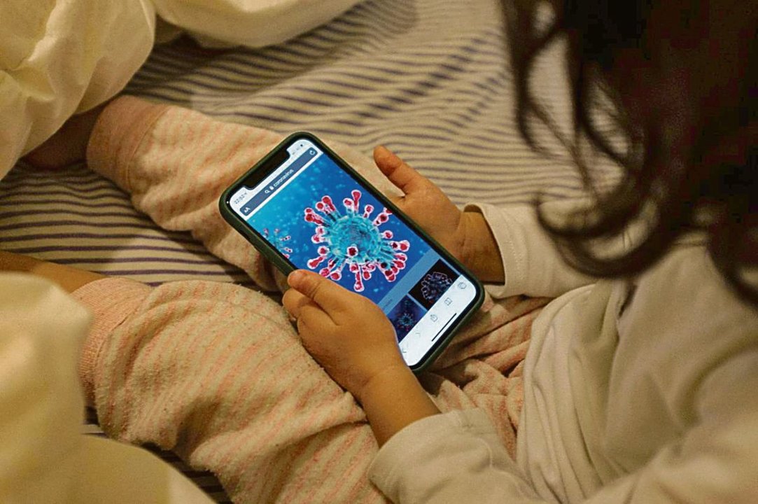 Un joven juega a un videojuego utilizando un teléfono móvil.