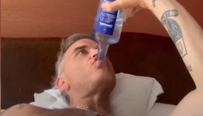 Robbie Williams, bebiendo agua.
