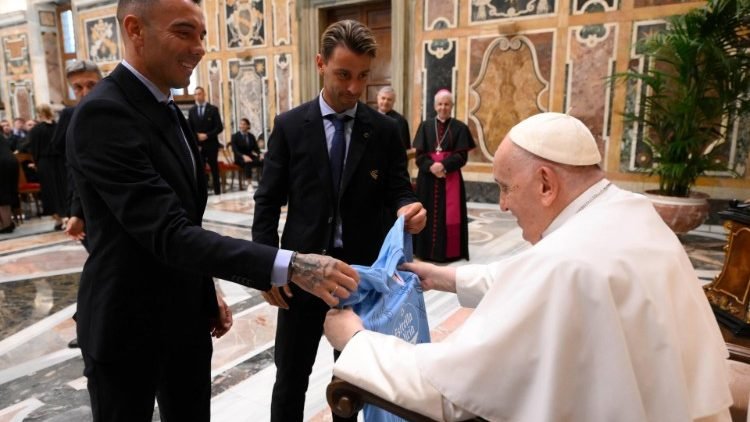 Aspas y Kevin obsequian al Papa Francisco con una camiseta del Celta. // VaticanNews