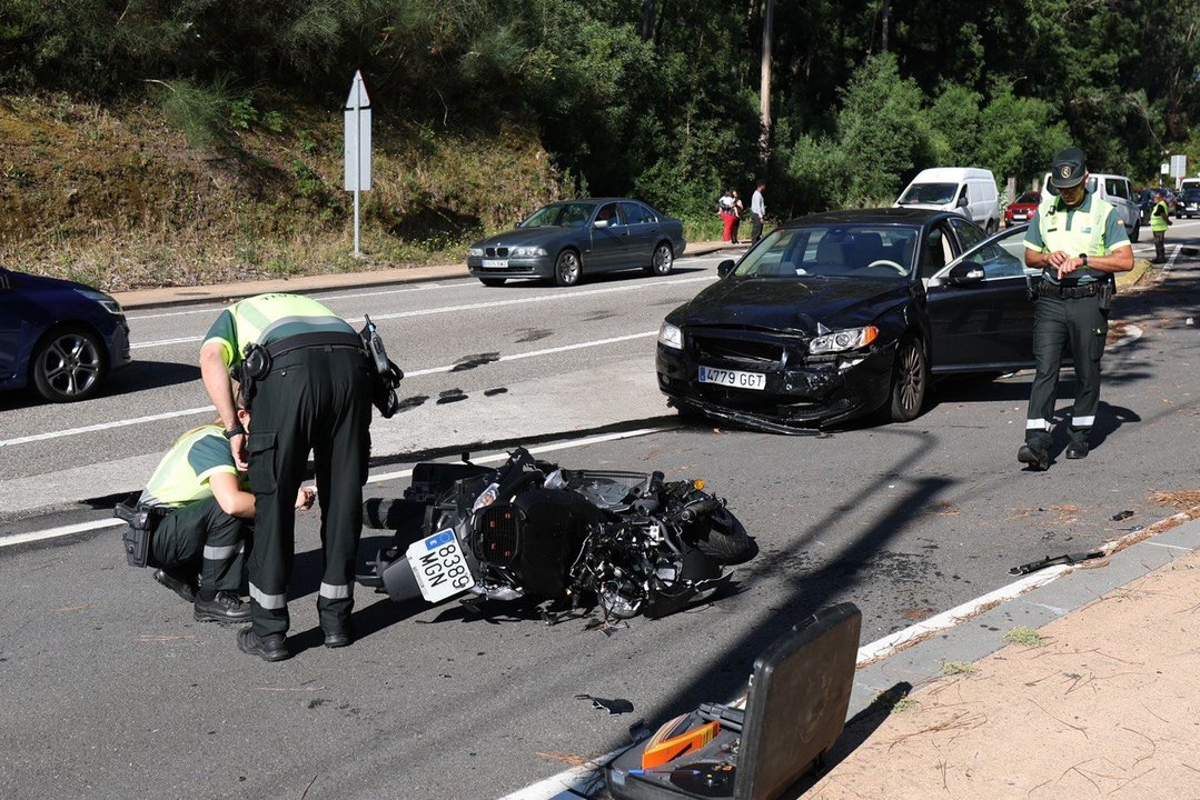 Muere una persona al colisionar su moto contra un turismo en Vigo. // Alberte