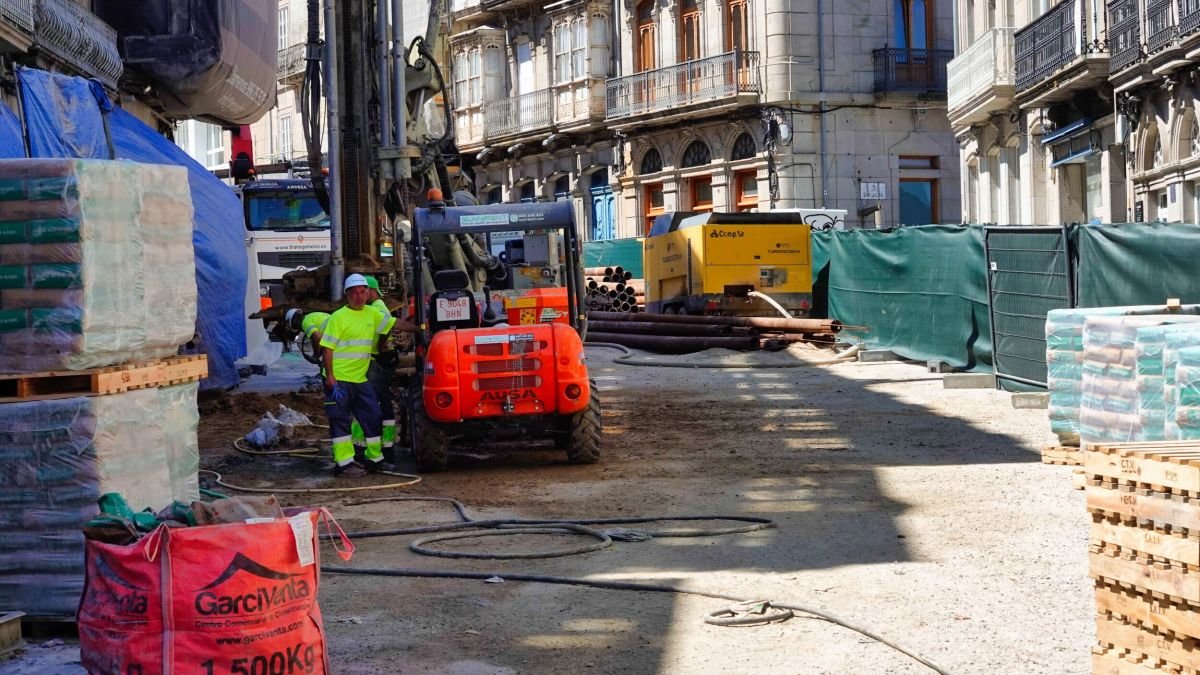 Operarios trabajando ayer en las obras en superficie en la calle Elduayen.