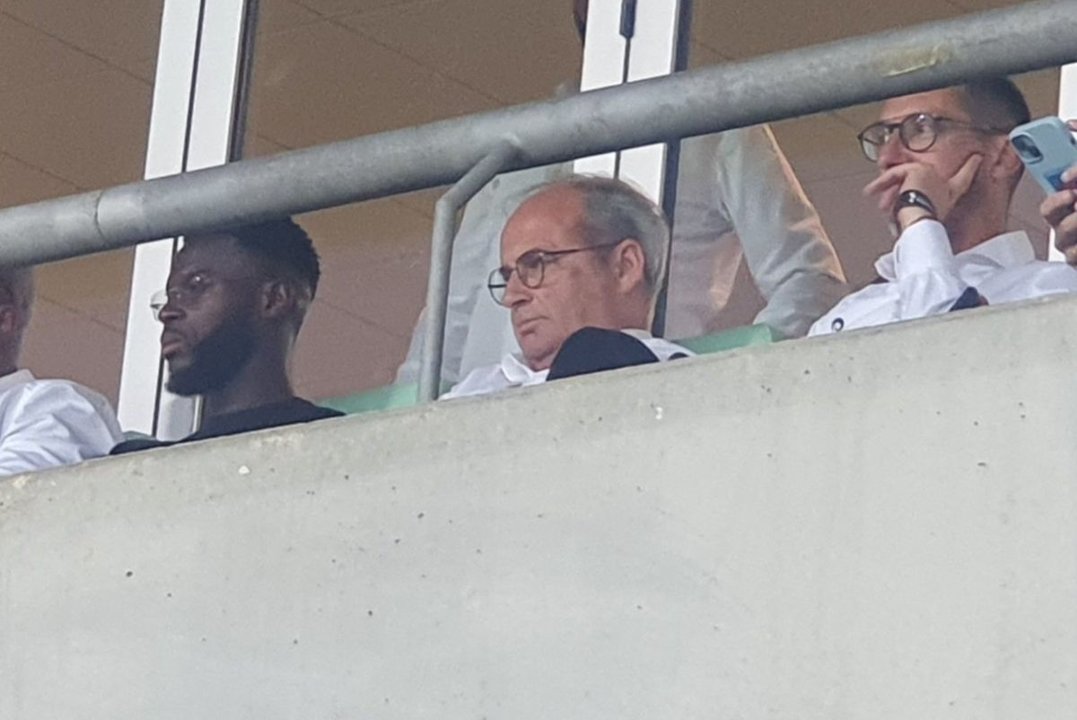 Jonathan Bamba, junto con Luis Campos y Juan Carlos Calero viendo el partido ayer contra el Al Nassr.