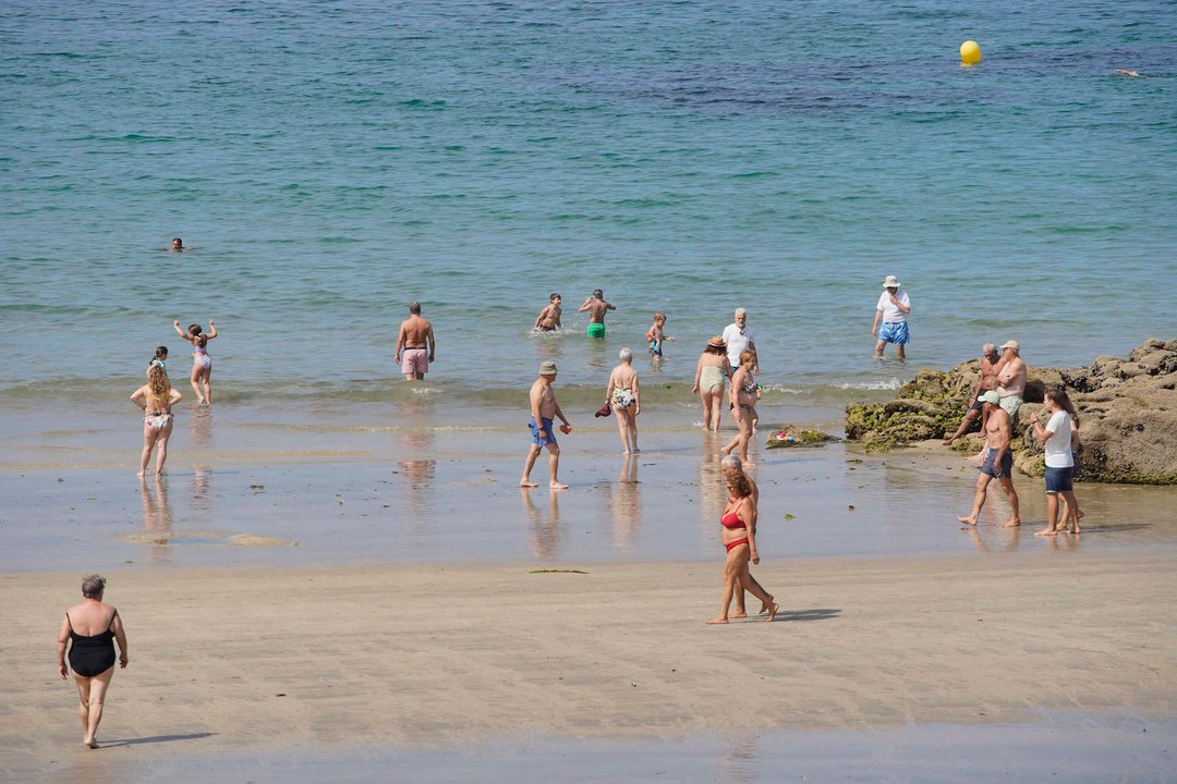 Gente disfrutando de un día de playa. // J.V. Landín