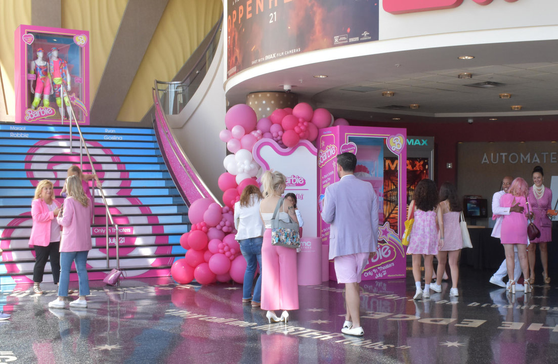 Fanáticos llegan a ver el filme Barbie el 20 de julio de 2023. // EFE