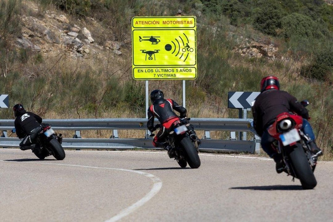 Uno de los tramos de riesgo para motos colocado en una carretera de la Red del del Estado y donde se contabilizan los fallecidos en cinco años.