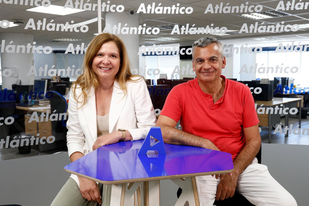 María José Moure Rodríguez e Alfonso Lago Ferreiro, da Universidade de Vigo, na redación de Atlántico.