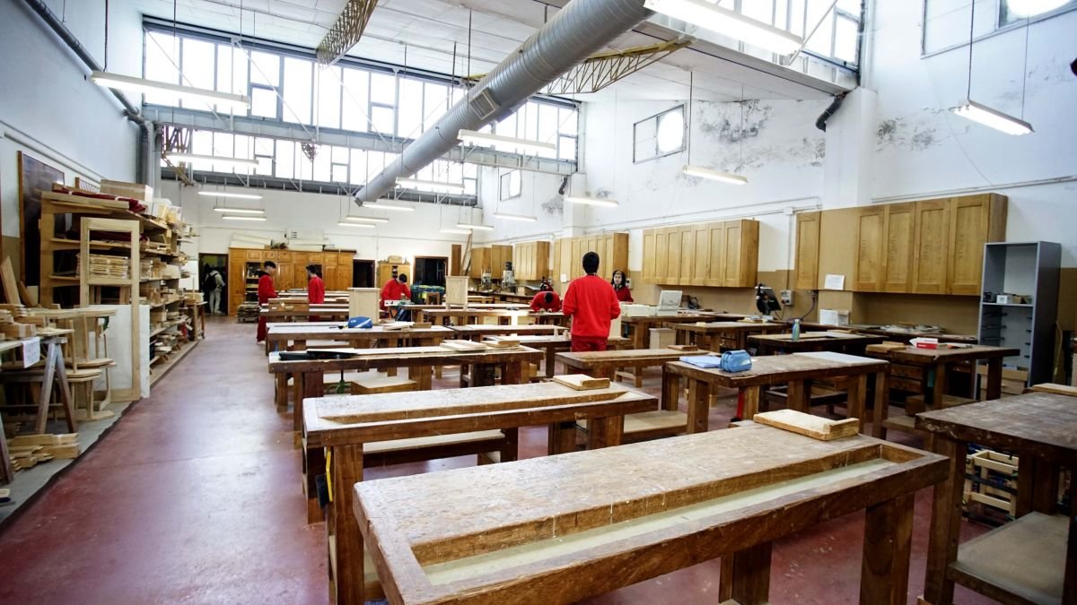 Estudiantes en un taller de carpintería de uno de los centros de FP en Vigo.