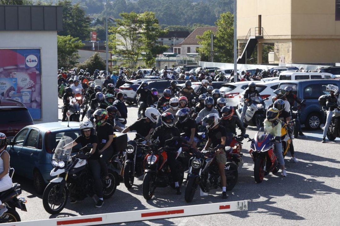 Centenares de motoristas despidieron a “Tete” ayer en Porriño.