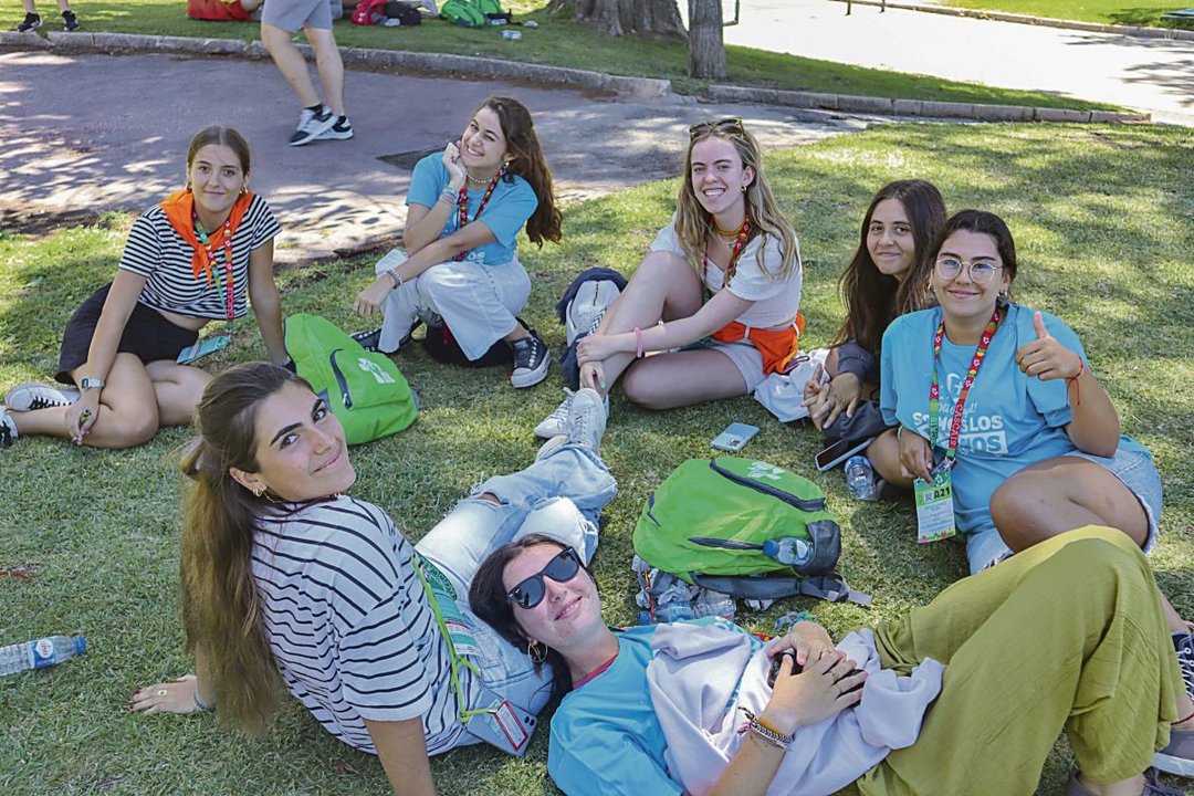 Un grupo de jóvenes españolas participantes en la Jornada Mundial de la Juventud, en Estoril.