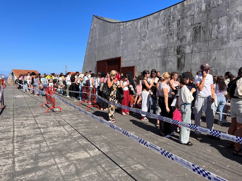 Gente esperando para comprar las entradas del concierto de Bad Gyal en Castrelos.