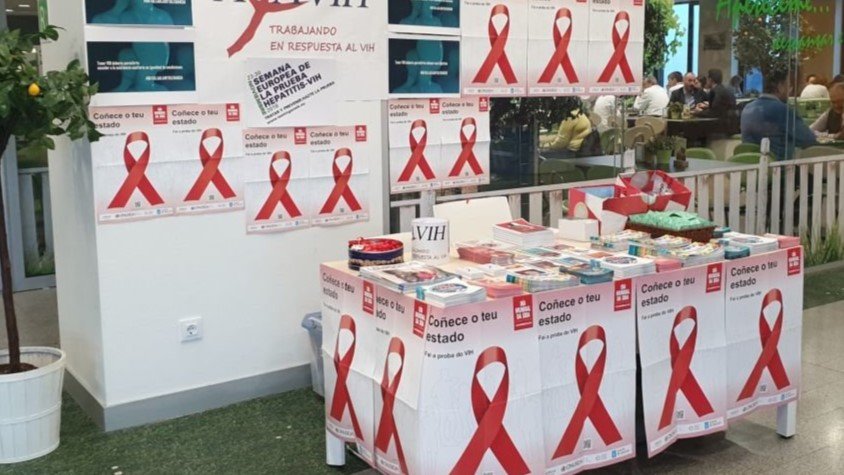 Lazos rojos en una acción de prevención e información sobre el VIH en Vigo