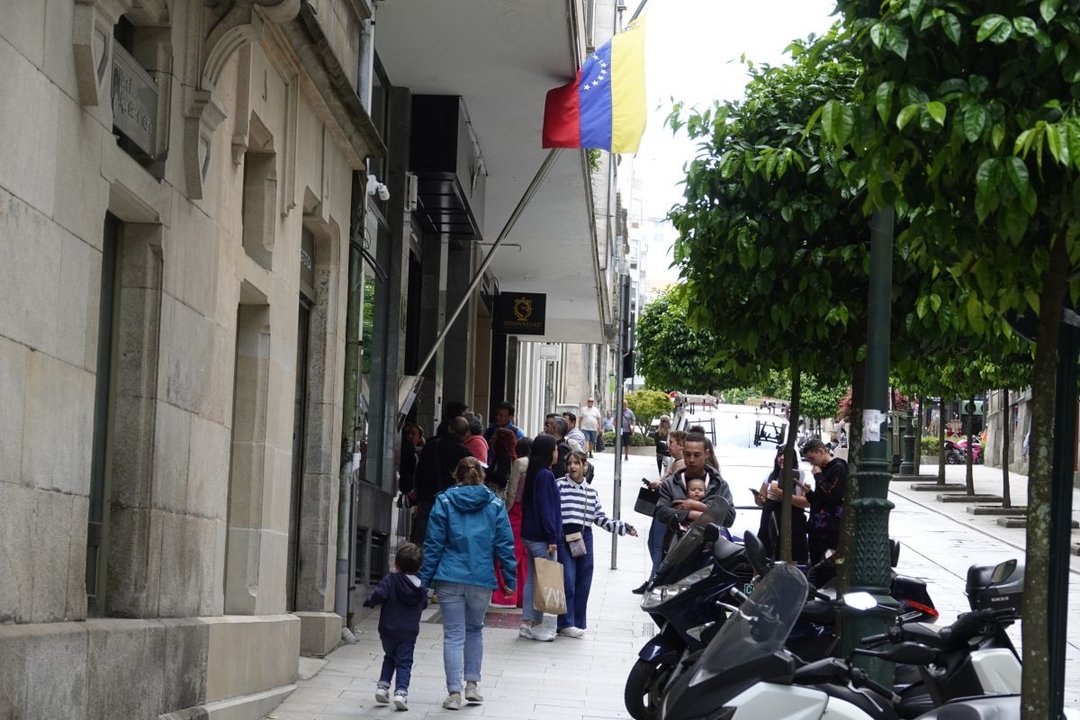 Venezolanos, la mayor colonia en la ciudad, a la espera para realizar trámites ante el consulado de su país en Vigo.
