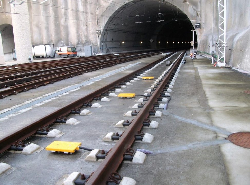 Balizas para el sistema ERTMS instaladas a la entrada del túnel de As MAceiras-estación de Urzaiz.