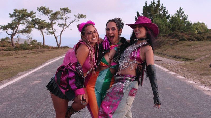 Girl's Gang, en la imagen de promoción de su último videoclip, “Amiggas”, grabado en la Serra da Groba.