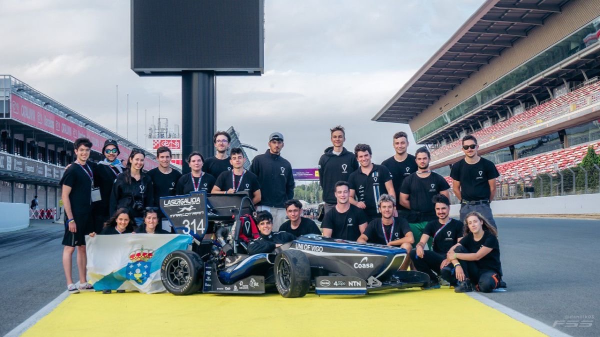 Los miembros de UVigo Motorsport posan en la recta principal de Montmeló con el UM23.