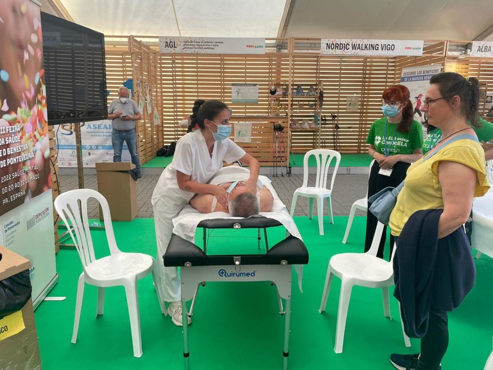 Una fisioterapeuta mostrando las técnicas para linfedema en la III Feria da Saúde de Pontevedra.