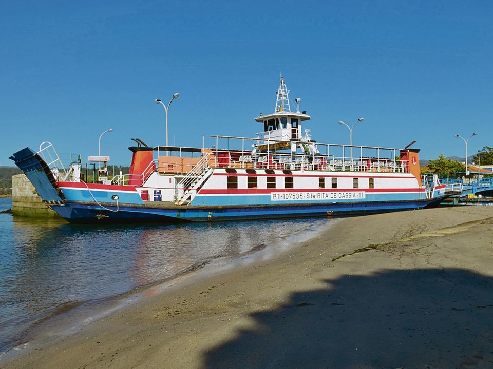 El ferry, ya solo para personas, parado en Caminha desde octubre de 2021. Para el cruce de peregrinos hay barcas-taxi, en la foto, y el servicio de la Xunta denominado Xacobeo Transfer.