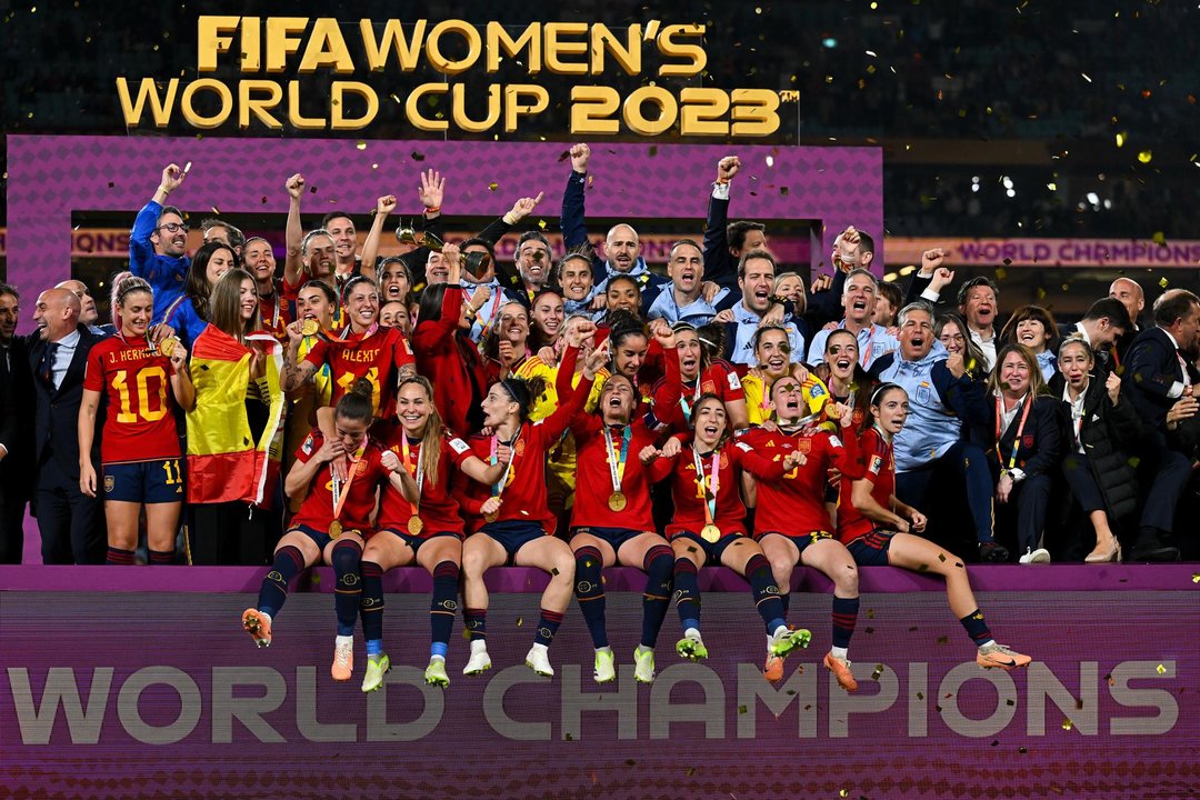La selección femenina se alza con su primera victoria en el Mundial. // EFE