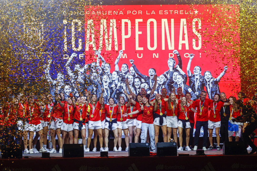 La selección española femenina de fútbol, nueva campeona del Mundo, celebrando el triunfo en Madrid.
