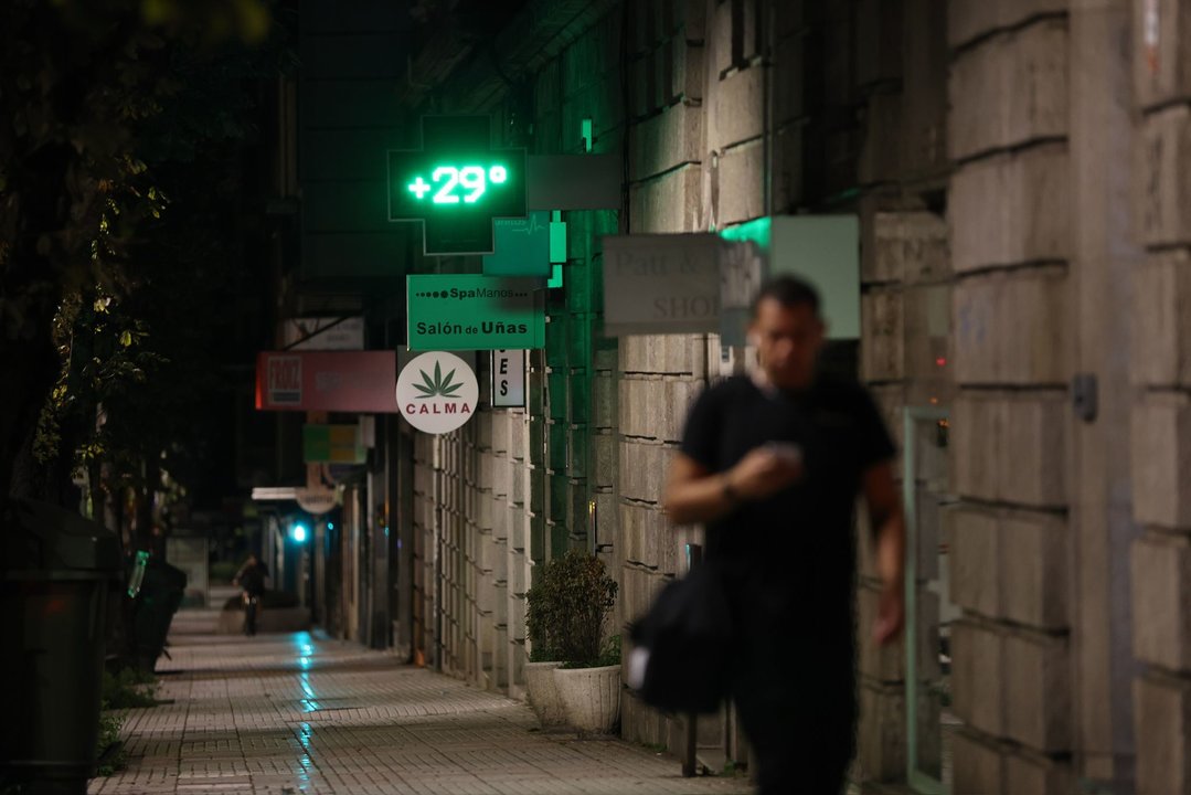 Los termómetros de las farmacias de Vigo llegaron a marcar casi 30 grados. // Alberte