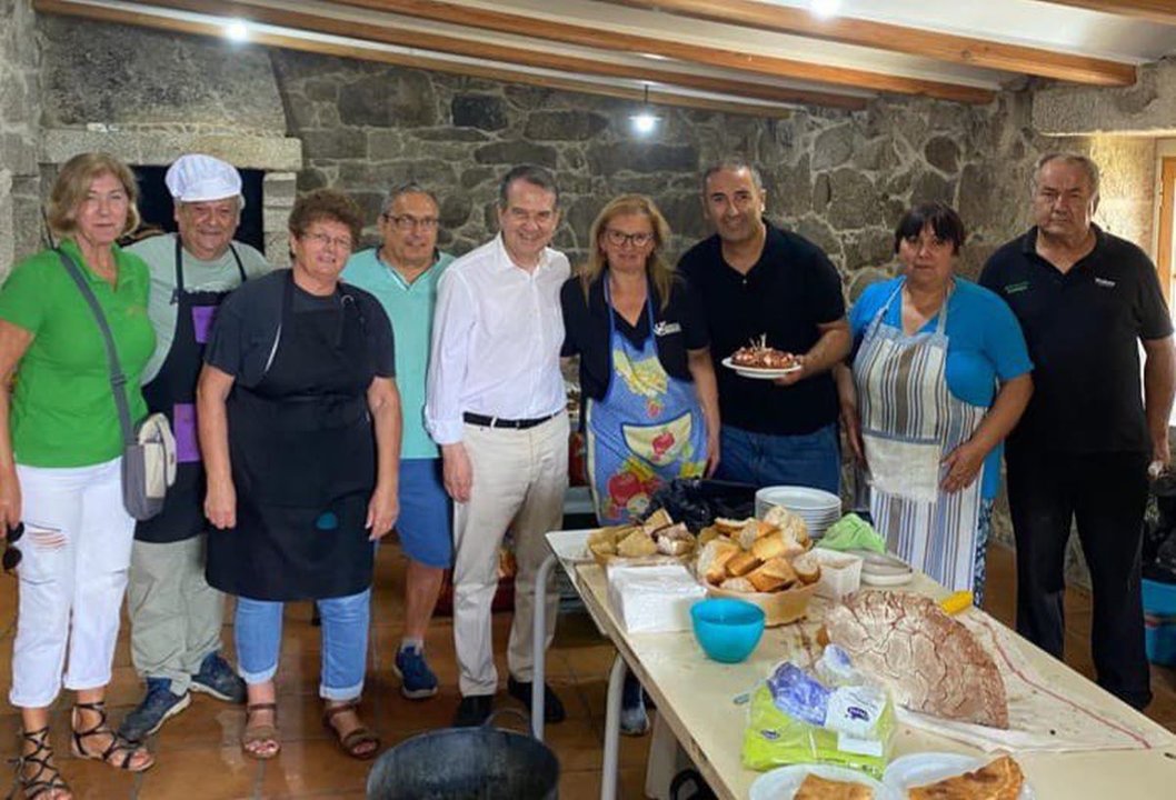 El alcalde acudió al Monte Alba con motivo de la celebración de San Bartolomé y se acercó a los ‘furanchos’ que dan de comer a los romeros.