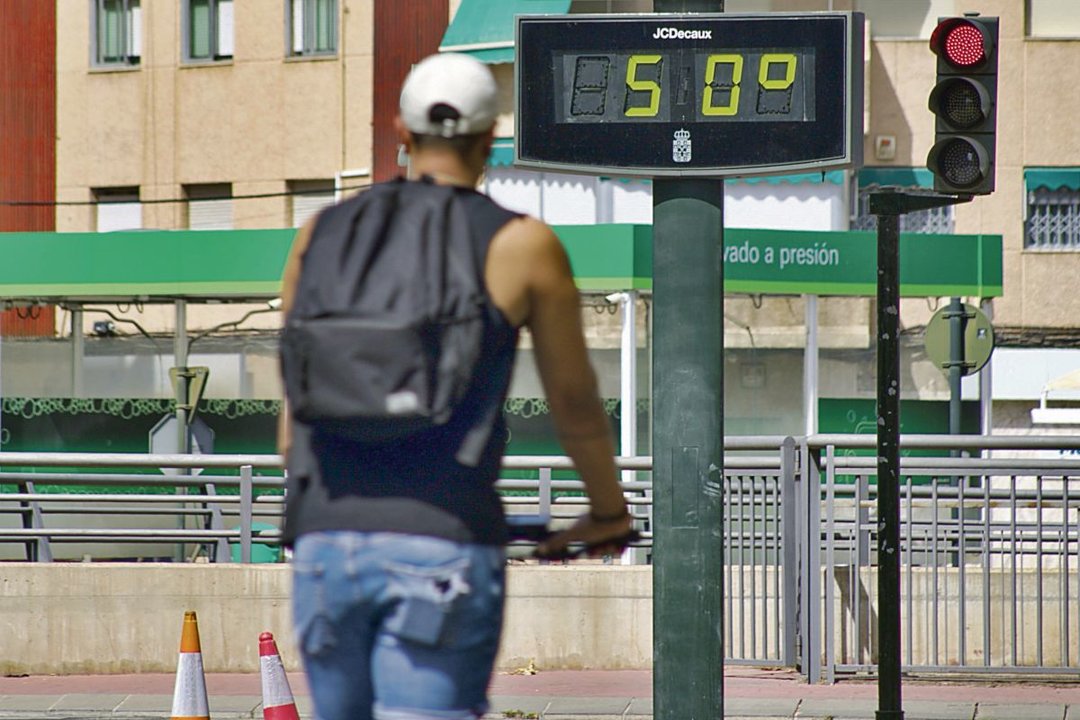 Un termómetro al sol marcaba 50 grados ayer en Murcia.