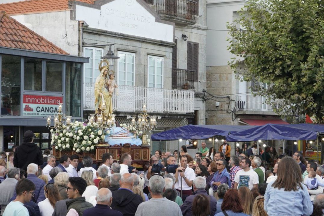 La procesión del Cristo do Consolo y la Virgen del Carmen es el momento más importante y esperado por los vecinos de Cangas.