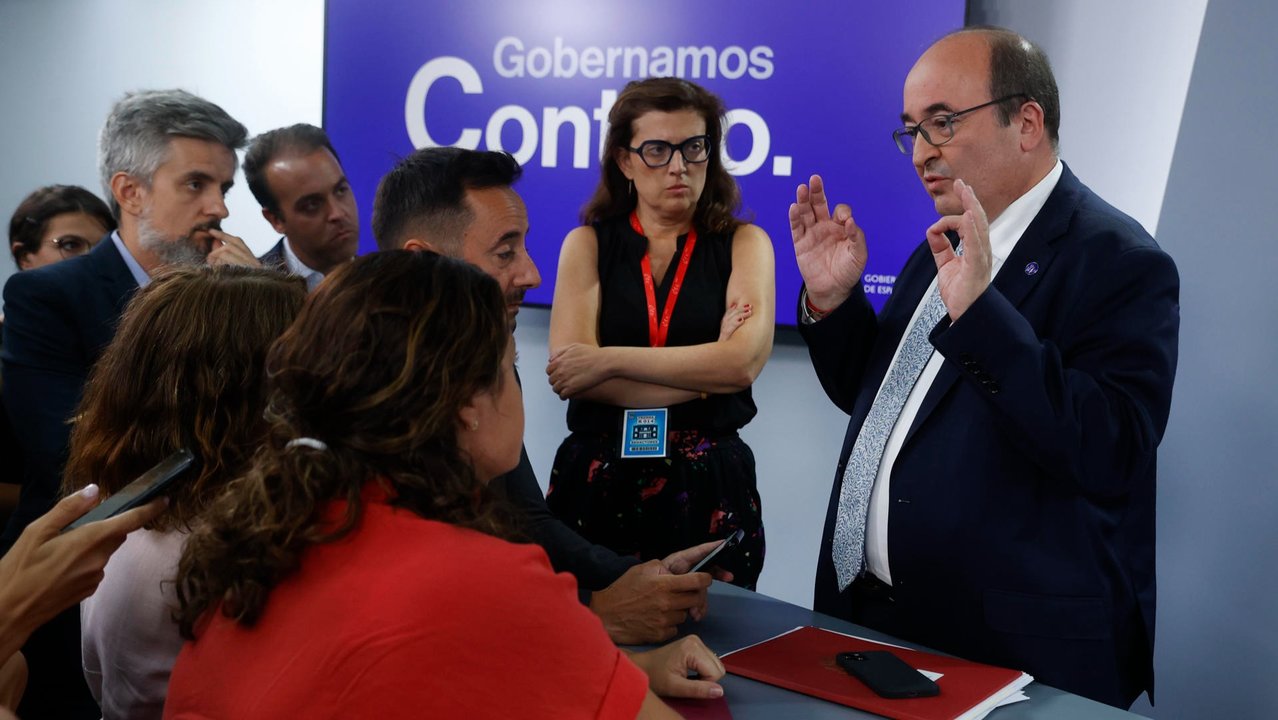 Miquel Iceta atiende a los medios tras el Consejo de Ministros. // EFE