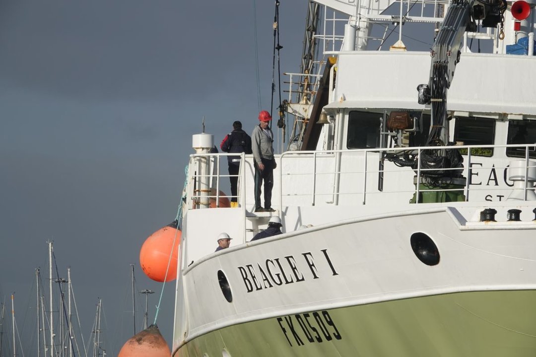 Como otros de los buques que conforman la flota en Malvinas, el “Beagle” tiene base en Vigo, en Beiramar, pero está abanderado en las islas Falklands, las Malvinas para los argentinos.