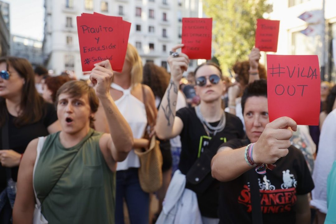 Cientos de personas salieron a la calle de varias ciudades para pedir la dimisión de Luis Rubiales y Jorge Vilda.