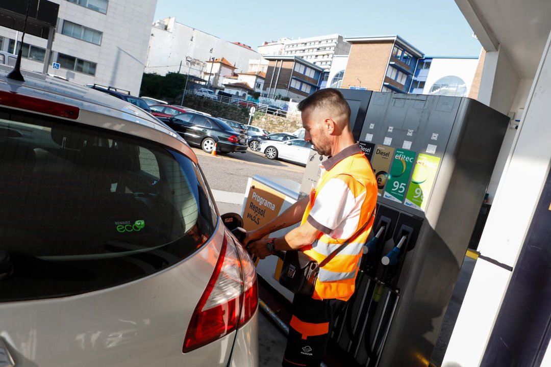 Un empleado de una gasolinera de Vigo realiza un servicio de compostaje. // Vicente Alonso