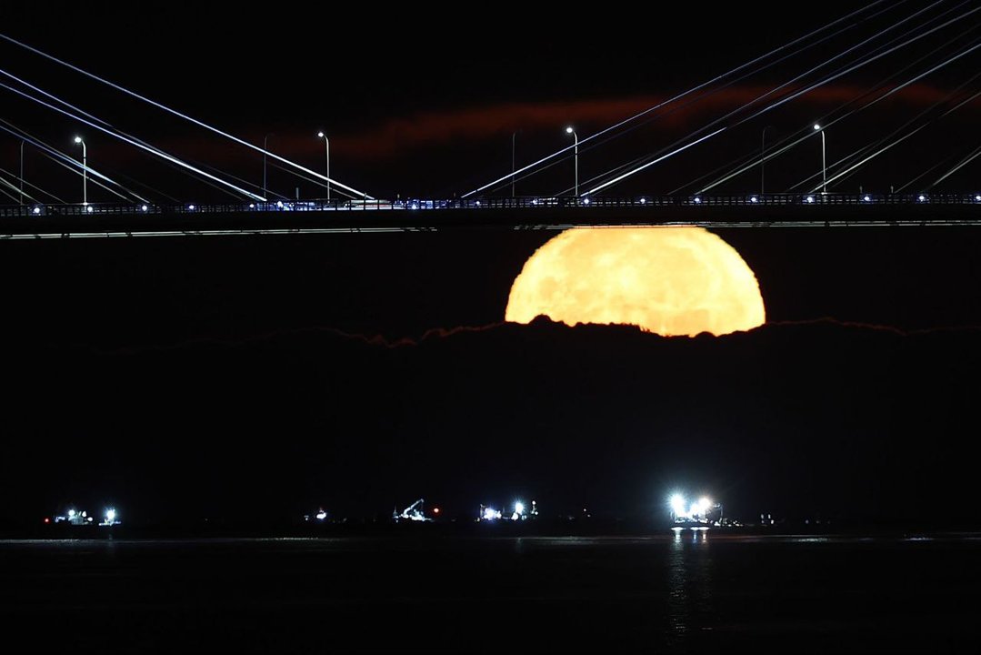 La superluna vista hoy desde el Puente de Rande. // Alberte