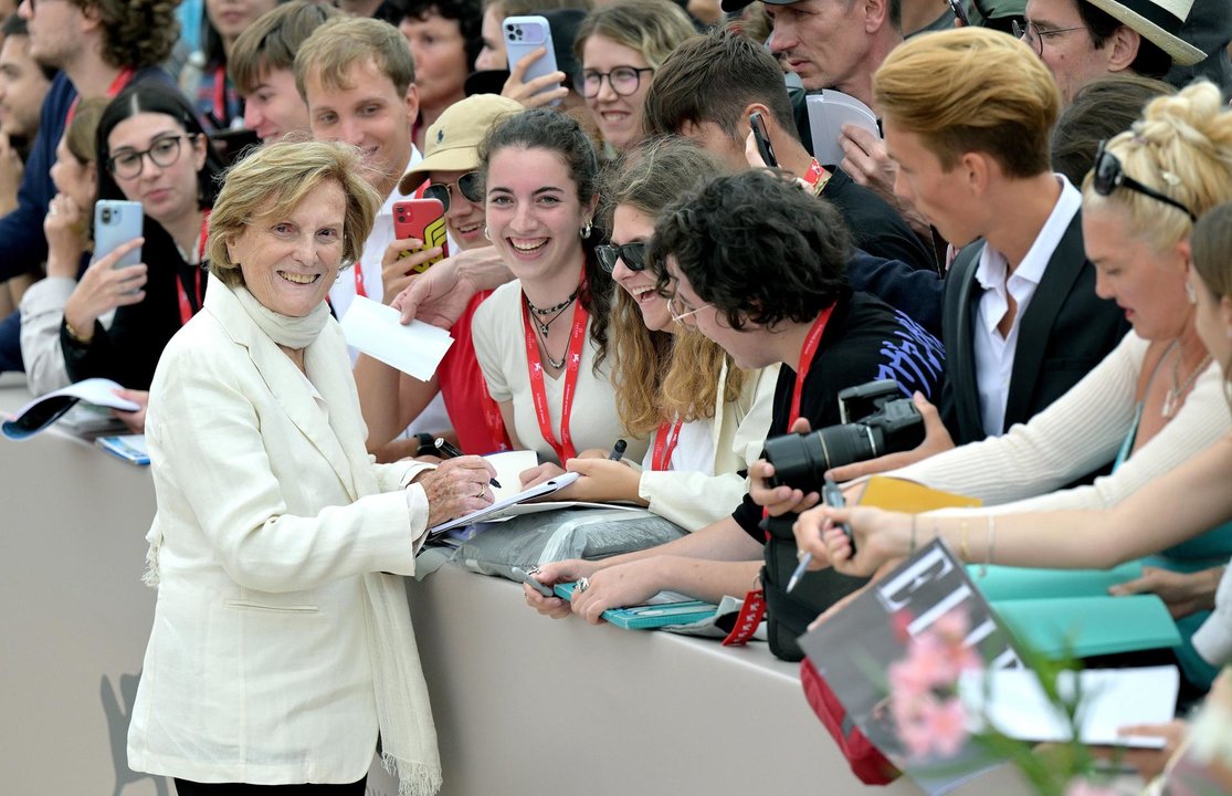 Liliana Cavani firmando autógrafos en la apertura del Festival de Cine de Venecia. // EFE