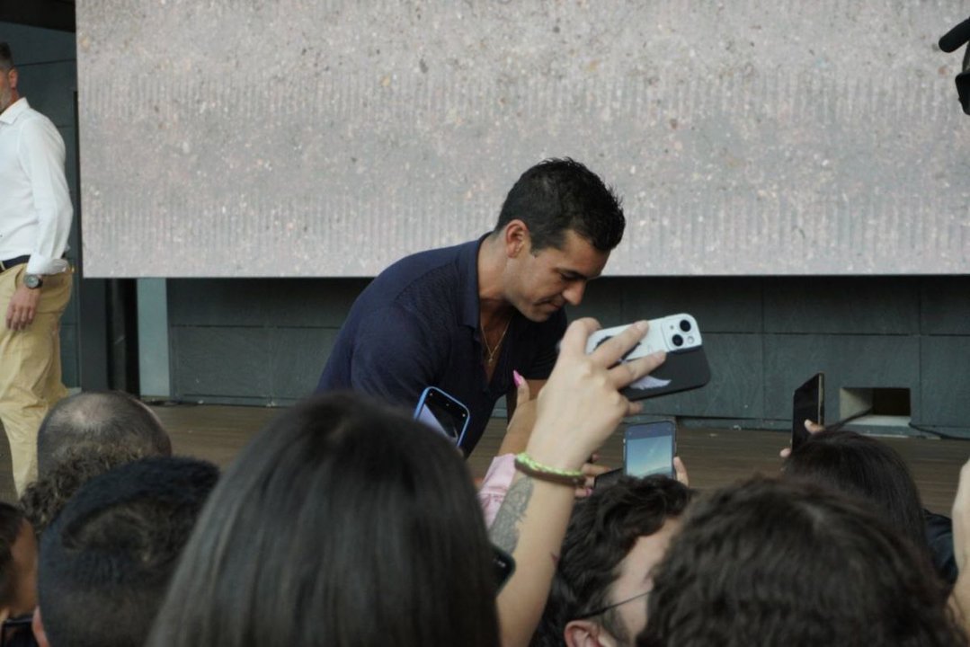 Mario Casas, ayer en Vialia Vigo firmando autógrafos antes de su película.