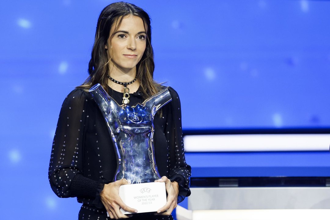 La española Aitana Bonmatí recoge el premio a mejor jugadora del año  de la UEFA. // EFE