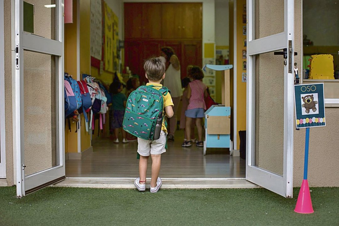 Un niño espera para entrar al aula durante el inicio del curso escolar, en Valencia.