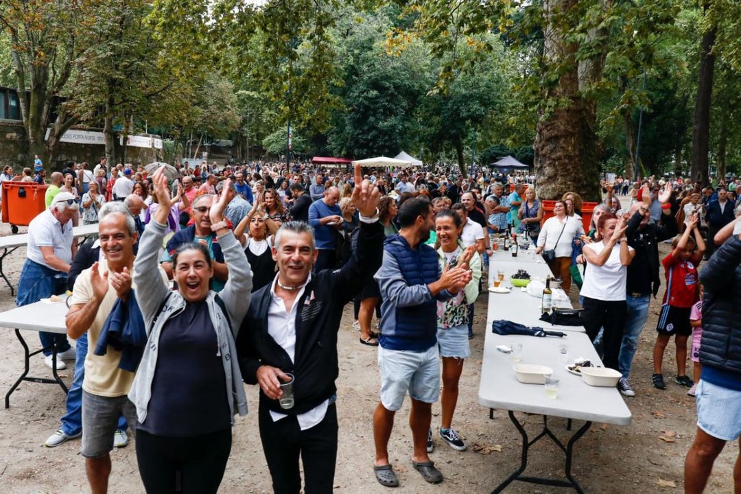 Cientos de personas degustando ayer los mejillones en las mesas situadas en el parque de Castrelos.